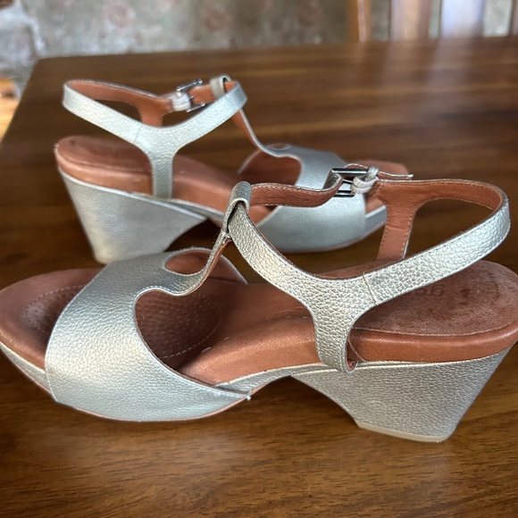 Gentle Souls by Kenneth Cole Day Dream Gold Leather Platform T-Straps - Picture 2 of 4